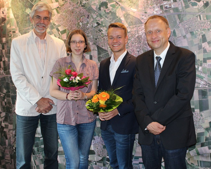 Simone Falzewski und Jens Reinhold (mittig) wurden für ihre guten Leistungen beglückwünscht. Foto: Stadt Peine