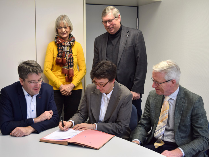 Dr. Oliver Junk (vordere Reihe von links), Samantha Brinkwirth und Jürgen Taute unterschreiben den Betreibervertrag im Beisein von Karin Jünke (hintere Reihe) und Burkhard Siebert. Foto: Stadt Goslar