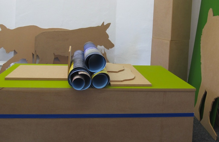 Geladene Gäste bei der Ausstellung "schnüren" im Kunstverein. Foto: Privat