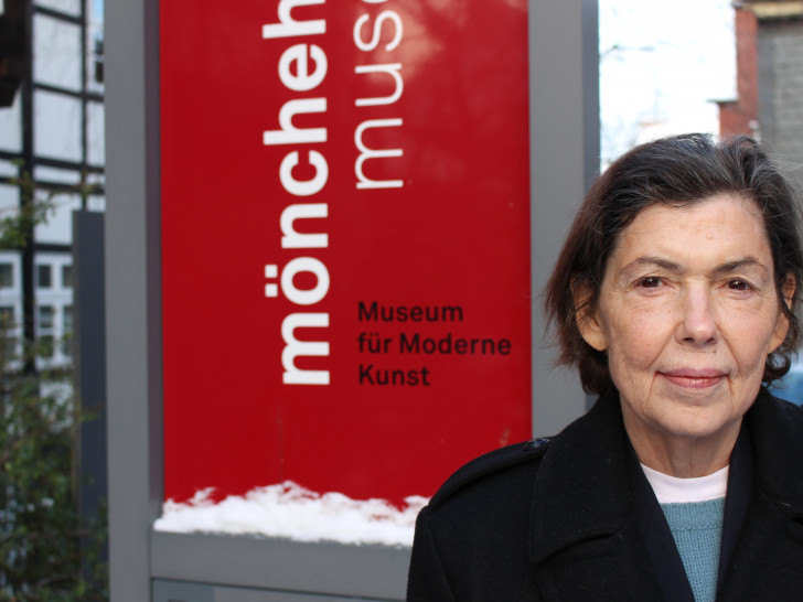 Isa Genzken vor dem Mönchehaus Museum, wo sie selbst ihre Werke ausstellen wird. Foto: Antonia Henker