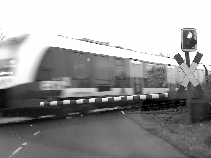 Ein schrecklicher Unfall ereignete sich am heutigen Donnerstag am Bahnübergang an der K58. Symbolfoto: Archiv