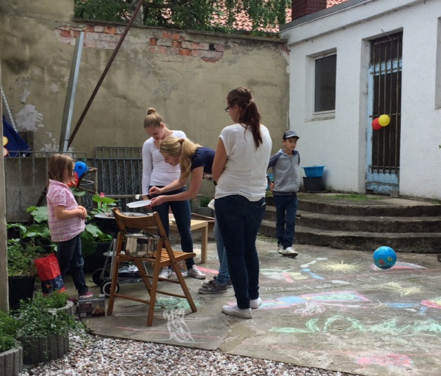 Viel Spaß hatten Kinder, Eltern und Betreuerteam beim Sommerfest im Treff „D 25“ in Schladen. Foto: Landkreis Wolfenbüttel