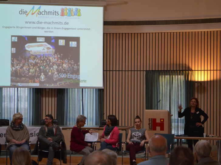 Während der Informationsveranstaltung fand ein reger Austausch zwischen dem Podium und dem Publikum statt. Foto: Landkreis Peine