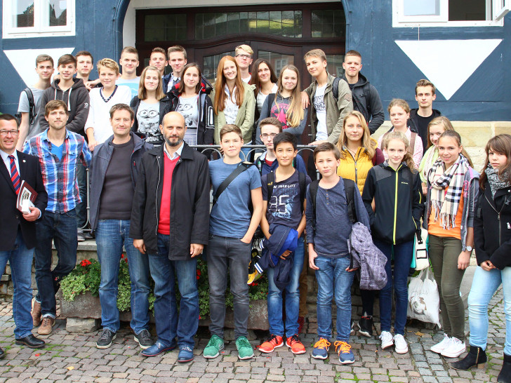 Stellvertretender Bürgermeister Jürgen Selke-Witzel empfing die Schülergruppe aus Litauen mit ihren Gastgebern aus Wolfenbüttel im Rathaus. Foto: Stadt Wolfenbüttel