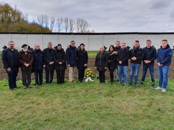 Die Delegation gemeinsam mit den Gastgebern der JU Börde am Grenzdenkmal in Hötensleben.

Foto: CDU Wolfsburg