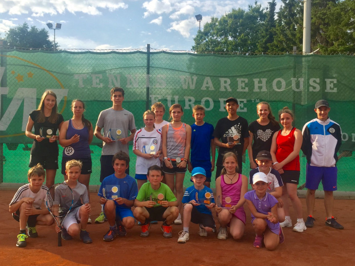 35 TeilnehmerInnen konnten die Vereinsmeisterschaften der Jugendlichen im Tennis beim MTV Wolfenbüttel auf den Court bringen.
Foto: Privat