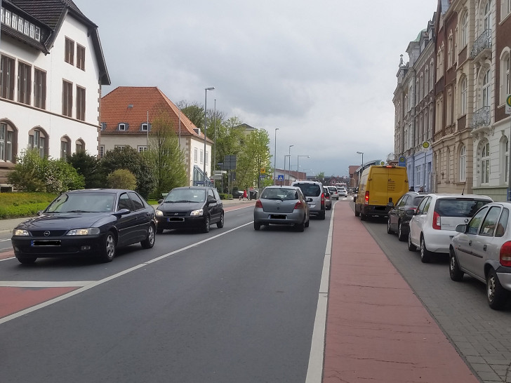 Aufgrund von widerrechtlich parkenden Autos ist den Bussen das Anfahren der Haltestelle "Bahnhofstraße" oftmals nicht möglich. Foto: Stadt Wolfenbüttel