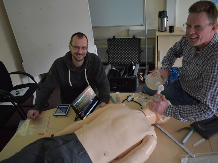 Die Johanniter-Mitarbeiter Alexander Dreßler (links) und Harald Gottschalk testen den „SimMan ALS“ in der Rettungswache in Braunschweig. Foto: Johanniter Braunschweig
