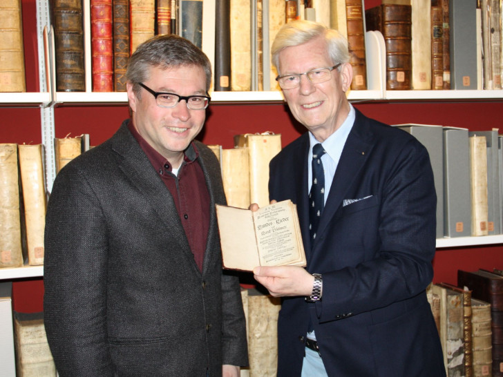 Foto: Karl-Jürgen Kemmelmeyer und Peter Burschel, Direktor der Herzog August Bibliothek, bei der Buchübergabe, Foto: HAB