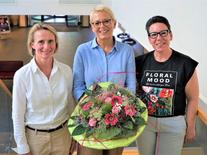  Stabwechsel in der Pflegedirektion: Klinikgeschäftsführerin Dr. Alice Börgel (Links) verabschiedet Karin Schenke-Wischnewski (Mitte) und hießt das neue Mitglied der Klinikleitung, Susanne Schubert (Rechts), herzlich willkommen.
Foto: Helios Klinikum Salzgitter