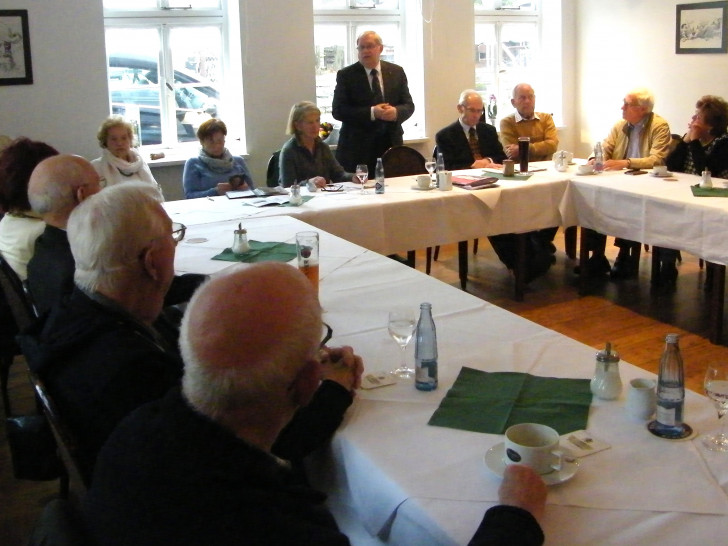Jochen Konrad Fromme (stehend) informierte und diskutierte mit den CDU Senioren im “Hotel Forsthaus“. Foto: Dieter Lorenz                                                                                                       
