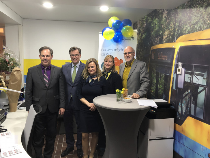 Von links: Herr Stephan Heidenreich (Geschäftsführer VLG), Herr Dr. Andreas Ebel, Frau Patricia Hollestelle (Kundenzentrumteam), Frau Christine Engel (Kundenzentrumteam), Herr Detlef Tanke. Foto: Landkreis Gifhorn
