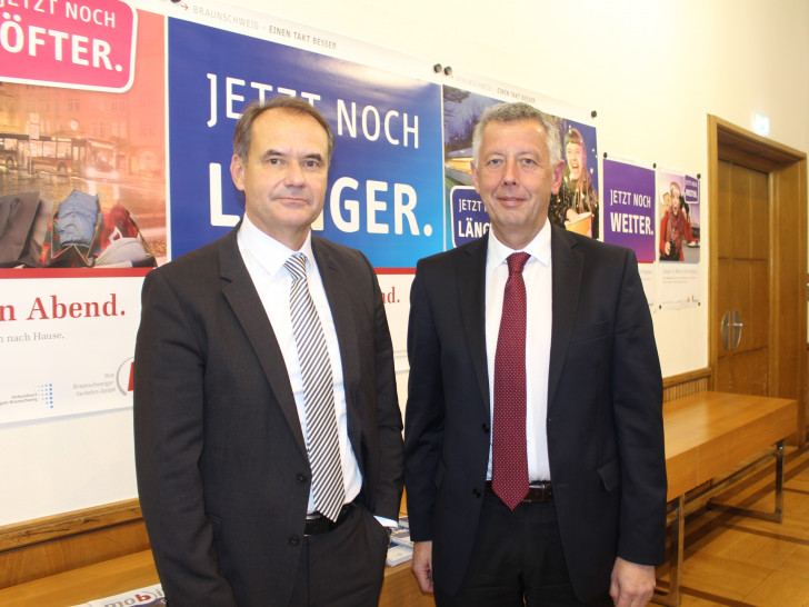 Oberbürgermeister Ulrich Markurth und Jörg Reincke, Geschäftsführer der Verkehrs-GmbH stellten die Verbesserungen im neuen Fahrplan vor. Fotos und Podcast: Alexander Dontscheff