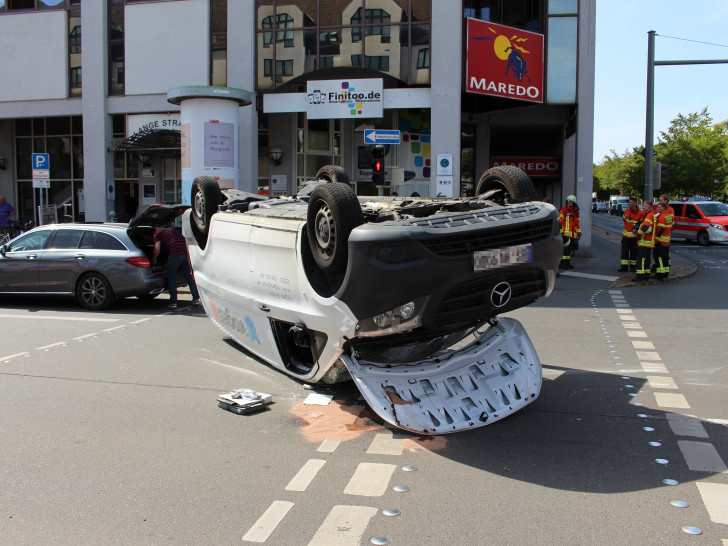 Der Mercedes Vito landete bei dem Unfall auf dem Dach. Fotos: aktuell24(kr)