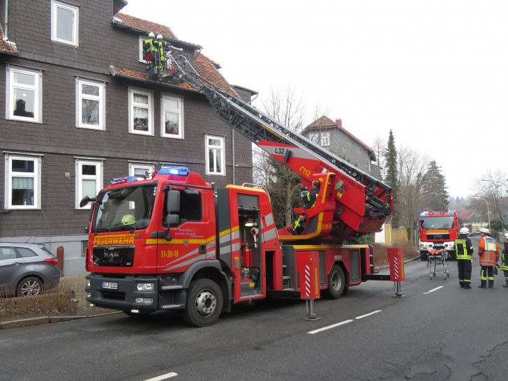 Mit der Drehleiter konnte die Frau innerhalb weniger Augenblicke aus der Wohnung zum Rettungswagen transportiert werden. Foto: Feuerwehr Goslar