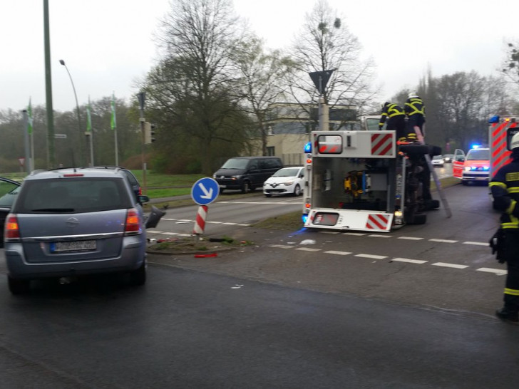 Der Krankenwagen kippte nach dem Zusammenstoß  auf die Seite. Foto: Polizei Wolfsburg