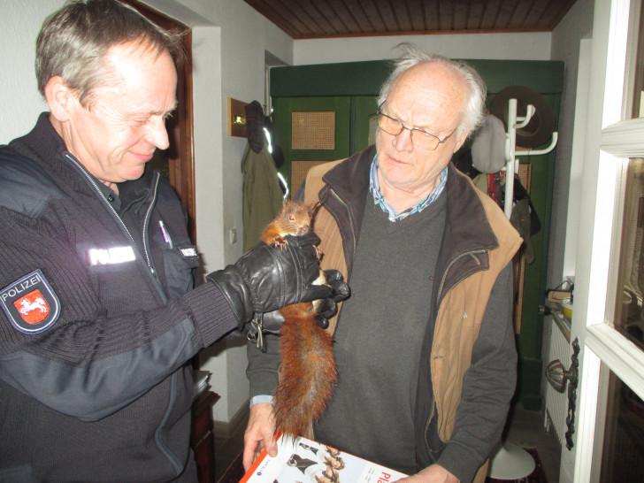 Das Eichhörnchen wird sich voraussichtlich wieder vollständig erholen. Fotos: Polizei Langelsheim