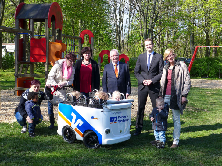 Freuen sich über den neuen Krippenwagen (v.r.n.l.): Pastorin Dagmar Reumke, Hans-Dieter Reichelt und Tobias Feg von der Volksbank Nordharz eG und KiTa-Leiterin Doris Engels. Foto: Volksbank Nordharz eG