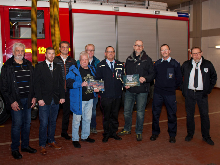 Die Veranstalter der beiden Benefizveranstaltungen übergaben am Montag die Spenden an die Feuerwehr. Foto: Pressestelle Feuerwehr Goslar
