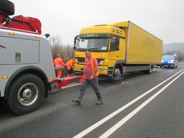 Zum Glück geriet der beladene Lkw dadurch nicht in den Gegenverkehr. Fotos: Polizei