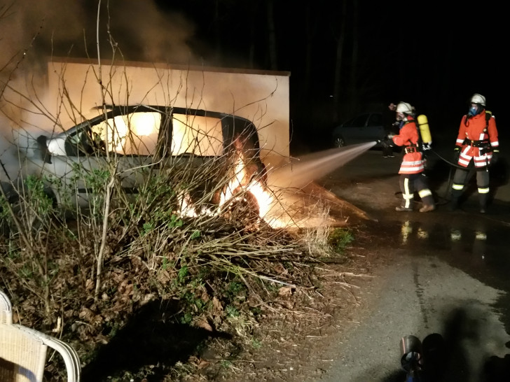 Seit einigen Wochen kommt es immer wieder zu Bränden in Neuerkerode. Dabei gingen auch drei Autos in Flammen auf. Foto: Archiv/Feuerwehr Sickte
