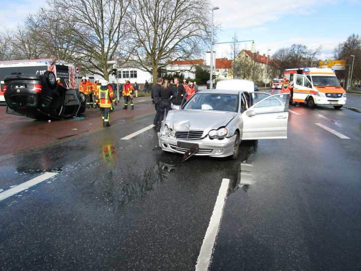 Insgesamt wurden bei dem Unfall 5 Menschen leicht verletzt. Foto: Feuerwehr Braunschweig