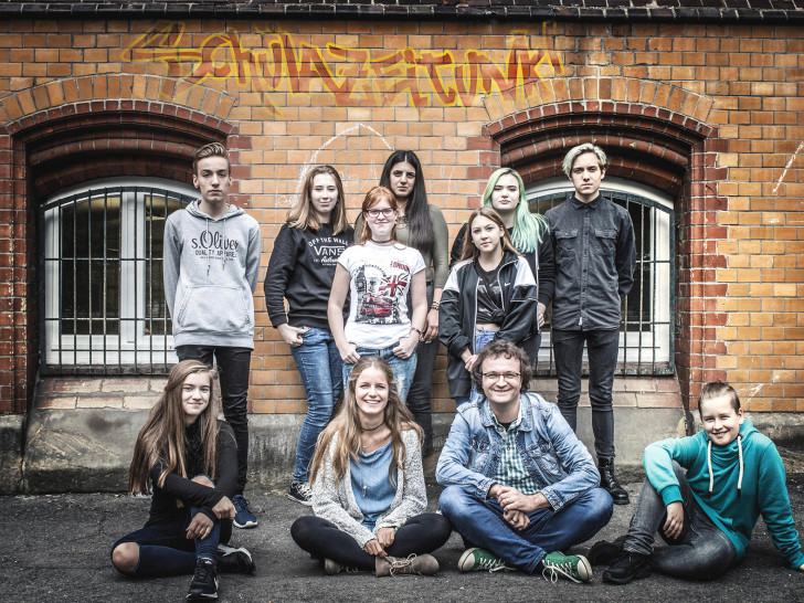 Sebastian, Hanna, Alina, Isabell, Lea, Emely und Silas (hintere Reihe von links) sowie Lucy, Lehrerin Marieke Scherer, Journalist und Grafiker Tobias Wagner und Tim (vorne von links) bilden das Redaktionsteam des „spIGSettel“. Fotos: IGS Wallstraße