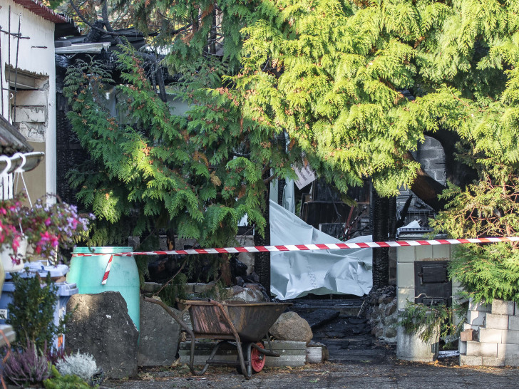 Nach dem Brand einer Gartenlaube in Salzgitter-Gebhardshagen wurde eine Leiche gefunden. Fotos: Karliczek 