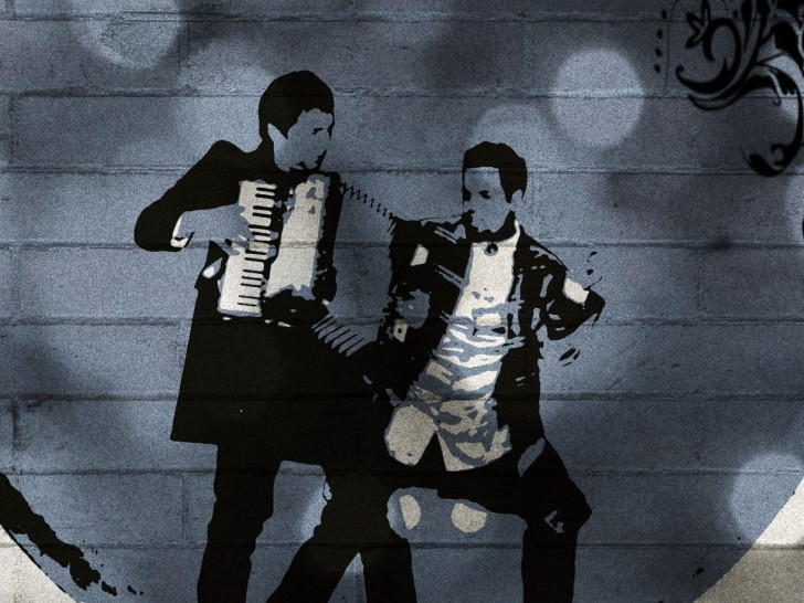 Die Musiker Roman D. Metzner und Aaron Perry spezialisieren sich auf die Songs von Queen und Freddie Mercury. Foto: AWO Migrationsberatung