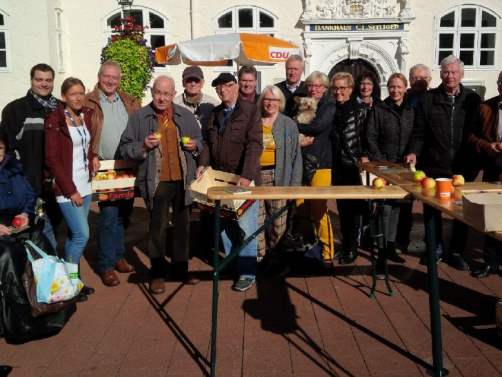 Die von der CDU angebotenen Äpfel und der frische Apfelsaft zum Erntedankfest in der Fußgängerzone wurden sehr gut angenommen. Foto: CDU   