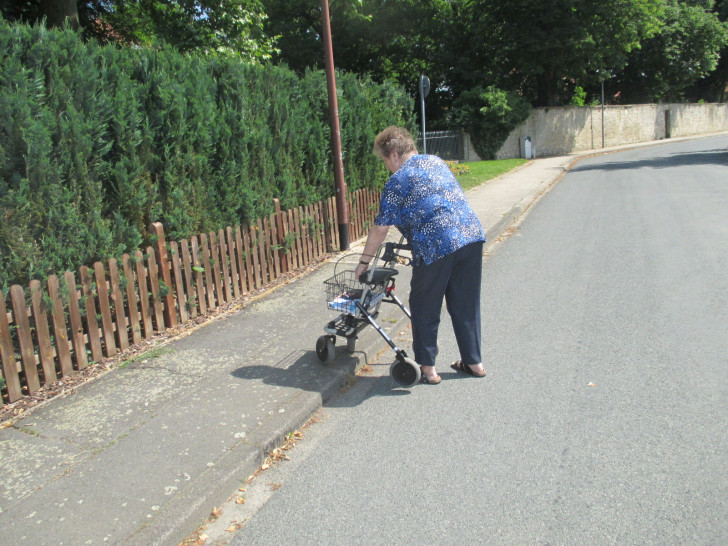 Heimbeiratsmitglied Irene Schnellecke  mit ihrem Rollator hat Probleme von der Straße auf den Fußweg zu kommen.   Foto:  Heimbeirat Sickte