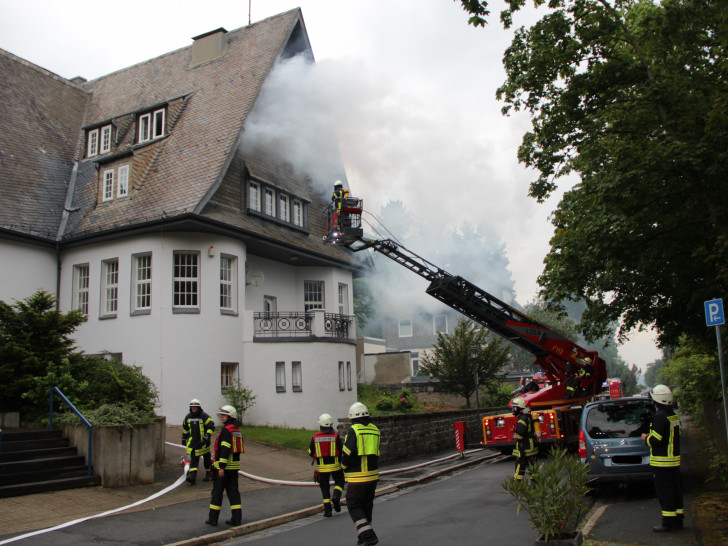 Starke Rauchentwicklung, Vorbereitung der Rettung von zwei Personen aus dem Dachgeschoss über die Drehleiter. Fotos: Feuerwehr Goslar