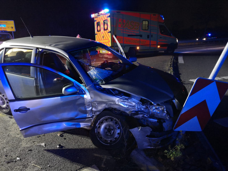 Der Fahrer des Skoda erlitt leichte Verletzungen. Sein Beifahrer jedoch wurde schwer verletzt und musste in ein Klinikum in Peine gebracht werden. Fotos: aktuell24(kr) 