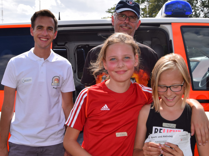 Ein Goldenes Sportabzeichen für Melina und Paula. Foto: Feuerwehrverband Braunschweig-Stadt e. V.