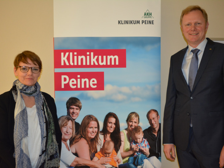 Pressesprecherin Miriam Müller und Professor Dr Omke E Teebken. Foto: Ev.-luth. Kirchenkreis Peine