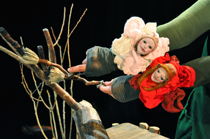 Das Theater Fadenschein zeigt das Märchen "Schneeweißchen und Rosenrot". Foto: Heike Eberius
