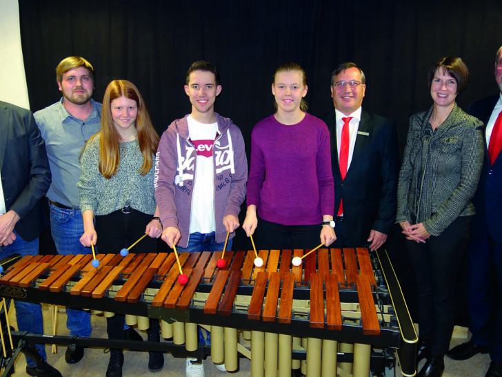 Die Sparkasse unterstützte das Schwarze Corps beim Kauf des Marimbaphons. Foto: Sparkasse Gifhorn-Wolfsburg