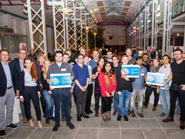 Die Jury lobte nach dem Smart City Hackathon alle Teilnehmerinnen und Teilnehmer für die Ergebnisse, die sie innerhalb eines Wochenendes hervorbrachten. Foto: Braunschweig Zukunft GmbH / Philipp Ziebart