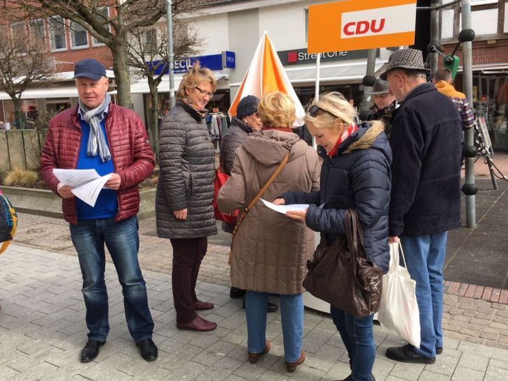 Am Samstag suchte die CDU das Gespräch mit den Passanten. Foto: CDU