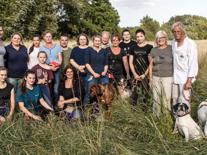 Reitwartin sucht mit Freiwilligen nach Rehkitzen, um sie vor dem Mähen zu schützen. Foto: Rudolf Karliczek