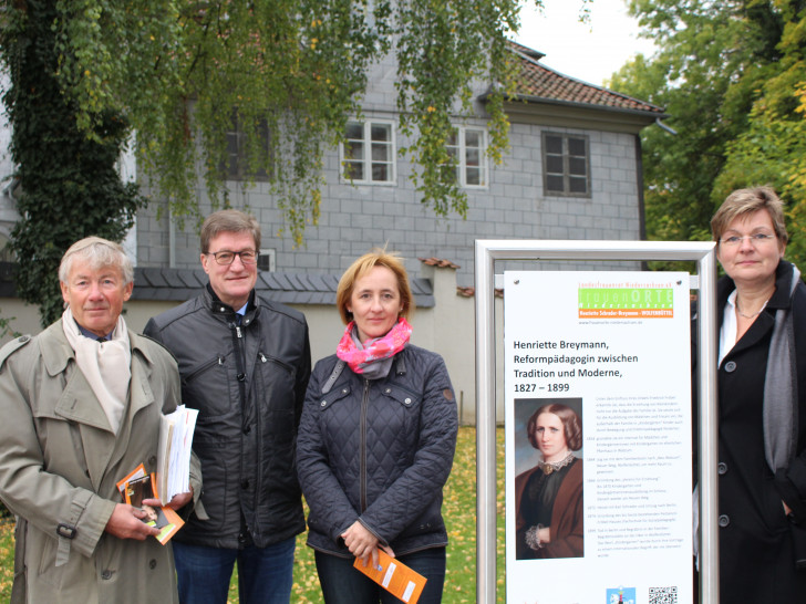 Prof. Dr. Christoph Helm, Martin Roßa und Manja Puschnerus von der Curt Mast Jägermeister Stiftung mit Simone Reese, der Gleichstellungsbeauftragten der Stadt Wolfenbüttel an der neuen Henriette-Breymann-Tafel. Foto: Jan Borner