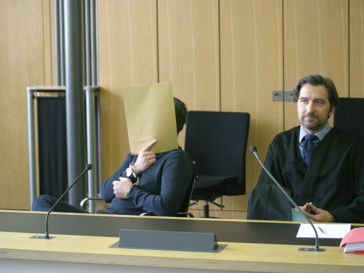 Ohne Gemütsregung nahm Anton B. das Urteil in Handfesseln auf. Rechts sein Verteidiger, Rechtsanwalt Frank Otten. Foto: Klaus Knodt