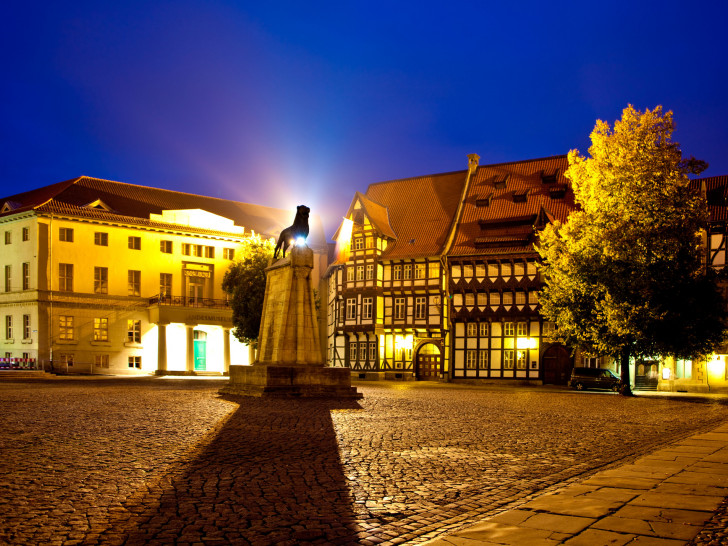 Bei der Taschenlampenführung können Kinder ab sechs Jahren die Löwenstadt in der Dämmerung neu entdecken. Foto: Braunschweig Stadtmarketing GmbH / Thomas Ammerpohl

