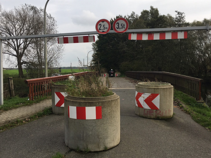 Die vorhandene Okerbrücke Leiferde ist seit Juni 2016 für den Kraftfahrzeugverkehr voll gesperrt. Archivbild