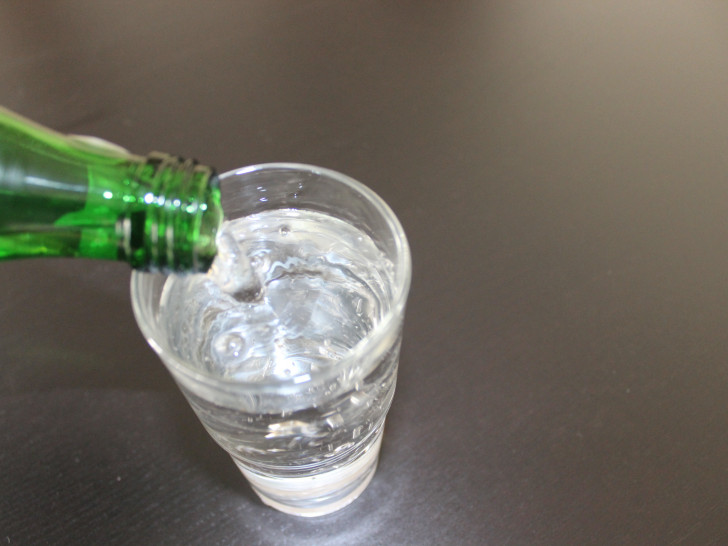 Nach einem vollen Glas Wasser könnte man schon mal ordentlich rülpsen - macht man aber nicht. Warum eigentlich nicht? Symbolbild: Anke Donner