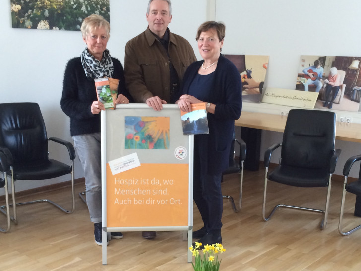 Frank Oesterhelweg informierte sich über bei den Vorsitzenden Rosemarie Heuer (links) und Dagmar Ammon über die wichtige Arbeit des Hospizvereins Wolfenbüttel e. V.. Foto: CDU