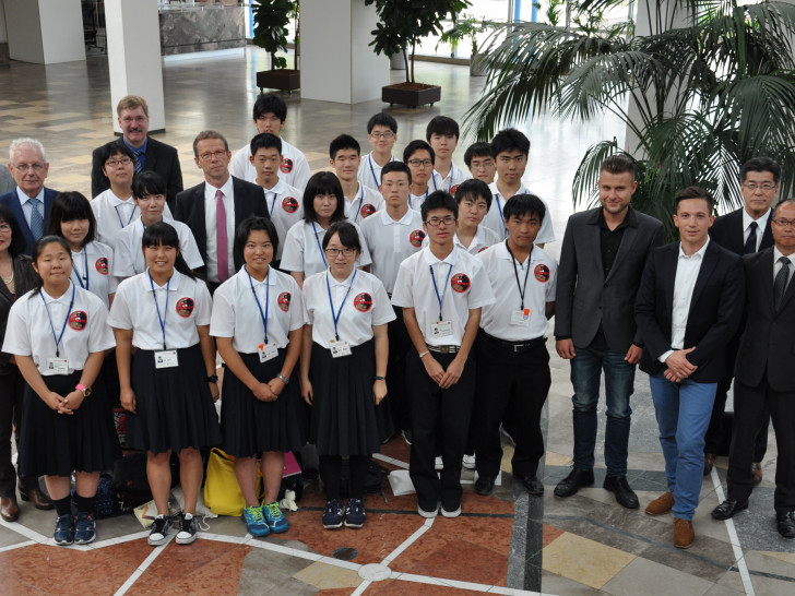 Oberbürgermeister Klaus Mohrs begrüßt Schülergruppe aus Nagoya/Japan. Foto: Stadt Wolfsburg