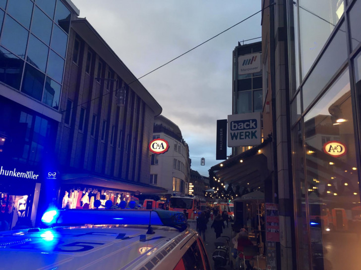 Am Dienstagnachmittag rückte die Feuerwehr in der Braunschweiger Innenstadt an. Foto: Nils Wilke