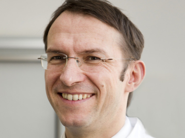 Chefarzt Prof. Dr. Thomas Gösling hält den Vortrag.  Foto: Klinikum Braunschweig/ Jörg Scheibe