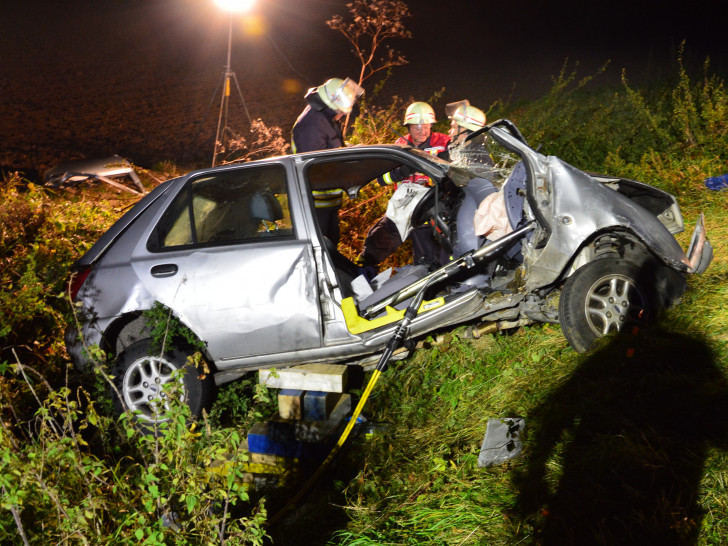 In der Nacht zu Freitag verunglückte ein Autofahrer bei Destedt schwer. Fotos: Freiwillige Feuerwehr Cremlingen